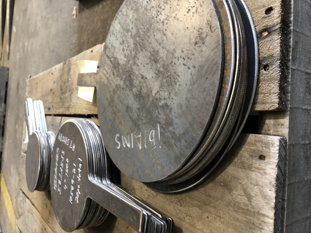 Several skillet blinds on a wooden pallet